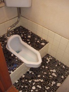 和式便器から使いやすい洋式腰掛便器に改装しました 和式便器から使いやすい洋式腰掛便器に改装しました